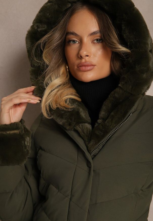 Renee - Ciemnozielona Kurtka z Pikowanymi Przeszyciami Mocno Ocieplana z Paskiem i Odpinanym Futerkiem Hedista. Okazja: na co dzień. Kolor: zielony. Materiał: futro. Styl: elegancki, casual