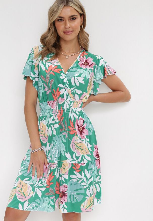 Born2be - Zielona Sukienka Mini z Kopertową Górą i Gumką w Pasie Keasia. Typ kołnierza: dekolt kopertowy. Kolor: zielony. Typ sukienki: kopertowe. Długość: mini