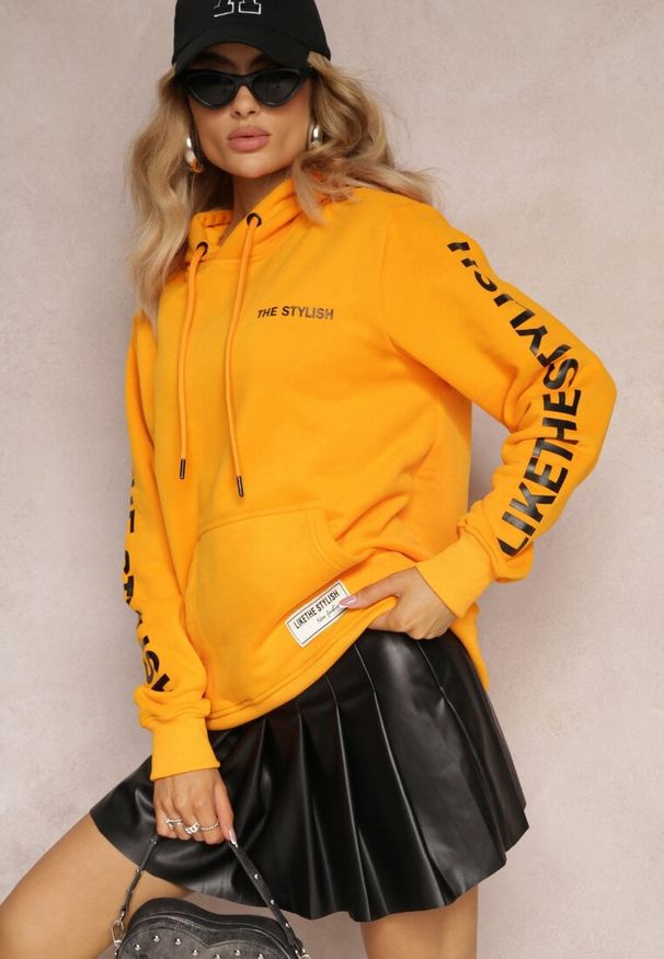 Renee - Pomarańczowa Ocieplona Bluza Kangurka z Ozdobnym Napisem na Rękawie Ticomes. Typ kołnierza: kaptur. Kolor: pomarańczowy. Materiał: polar, tkanina, dzianina. Wzór: napisy. Styl: elegancki