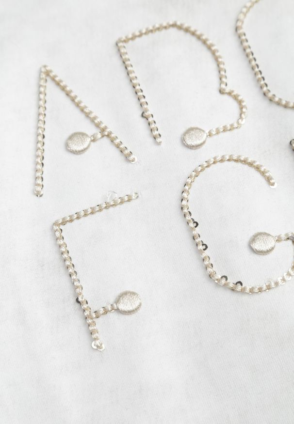 Renee - Biały Bawełniany T-shirt Oversize z Haftowanym Napisem z Cekinami Talomora. Okazja: na co dzień, na imprezę. Kolor: biały. Materiał: bawełna. Wzór: napisy, haft. Styl: rockowy, casual