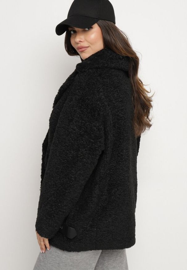 Born2be - Czarna Kurtka z Futerka Typu Baranek o Dwurzędowym Kroju z Ozdobnymi Paskami Nikina. Okazja: na co dzień. Kolor: czarny. Materiał: futro. Styl: elegancki, casual