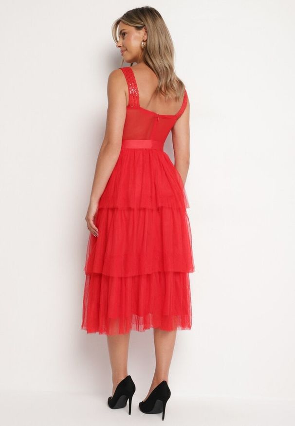 Born2be - Czerwona Sukienka Koktajlowa z Gorsetową Górą Falbanami Cekinami i Kokardą Loralina. Typ kołnierza: kokarda, dekolt gorset. Kolor: czerwony. Długość rękawa: na ramiączkach. Wzór: aplikacja. Typ sukienki: gorsetowe. Styl: wizytowy