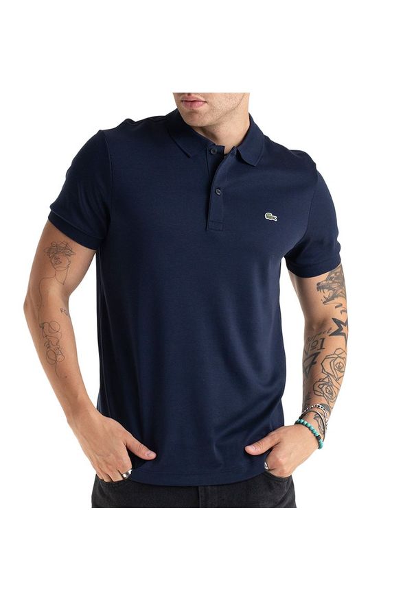 Koszulka Lacoste Cotton Shirt Regular Fit DH2050-166 - granatowa. Typ kołnierza: polo. Kolor: niebieski. Materiał: bawełna. Długość rękawa: krótki rękaw. Długość: krótkie. Wzór: aplikacja. Sezon: lato