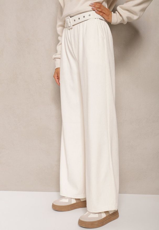 Renee - Białe Spodnie Sztruksowe o Szerokim Kroju High Waist z Paskiem Valoma. Okazja: na co dzień. Stan: podwyższony. Kolor: biały. Materiał: sztruks. Styl: elegancki, retro, casual
