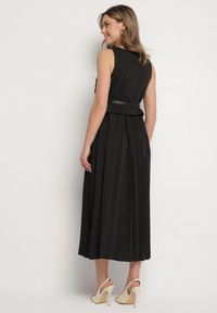 Born2be - Czarna Sukienka Bez Rękawów z Plisami i Paskiem z Klamrą Iffale. Okazja: na co dzień, na spacer. Kolor: czarny. Długość rękawa: bez rękawów. Styl: klasyczny, casual #4