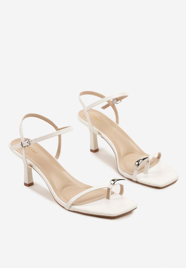 Renee - Białe Sandały Typu Japonki Vices na Obcasie Zdobione Aplikacją Ciariviona. Kolor: biały. Wzór: aplikacja. Sezon: lato. Obcas: na obcasie. Styl: elegancki. Wysokość obcasa: średni