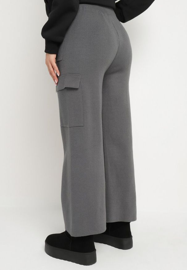 Born2be - Ciemnoszare Dzianinowe Spodnie o Szerokim Kroju z Gumką w Pasie i Kieszeniami Emarissea. Okazja: na co dzień. Kolor: szary. Materiał: dzianina. Styl: elegancki, wizytowy, casual