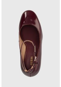 Guess czółenka TEMIS kolor bordowy na słupku FL7TMS PAF08. Nosek buta: okrągły. Kolor: czerwony. Materiał: skóra. Obcas: na słupku. Wysokość obcasa: średni #3