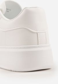 Renee - Białe Sneakersy z Ekoskóry na Grubej Podeszwie ze Sznurowaniem Serizia. Okazja: na co dzień. Zapięcie: sznurówki. Kolor: biały. Materiał: jeans. Obcas: na platformie #5
