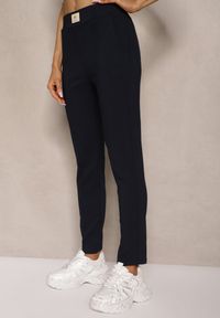 Renee - Granatowe Spodnie High Waist z Elastycznego Materiału Wykończone Gumką Rigadona. Stan: podwyższony. Kolor: niebieski. Materiał: materiał