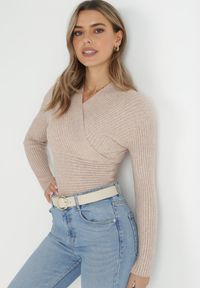 Born2be - Beżowy Sweter Kopertowy z Prążkowanej Dzianiny Zaki. Okazja: na co dzień. Kolor: beżowy. Materiał: dzianina, prążkowany. Długość rękawa: długi rękaw. Długość: długie. Styl: elegancki, casual, rockowy #4