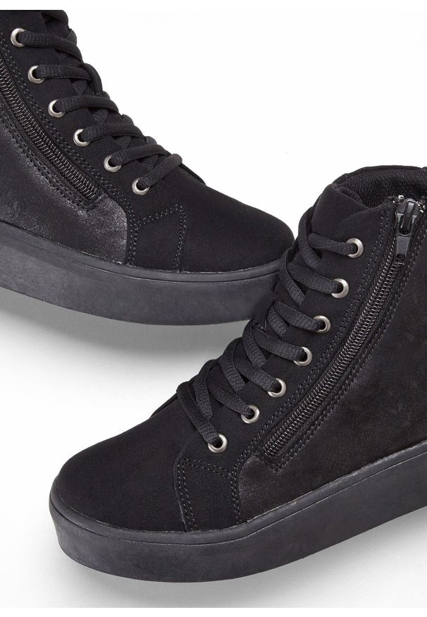 bonprix - Wysokie sneakersy ze wzorem w kwiaty. Okazja: na co dzień. Zapięcie: zamek. Kolor: czarny. Wzór: kwiaty. Obcas: na platformie. Styl: casual