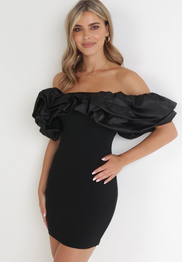 Born2be - Czarna Sukienka Dopasowana z Falbanami Acore. Okazja: na imprezę. Kolor: czarny. Styl: elegancki