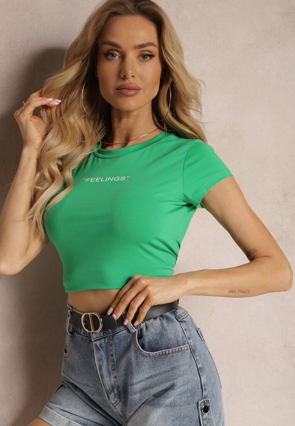 Renee - Zielony T-shirt o Dopasowanym Fasonie Cropped z Napisem Zaloella. Okazja: na co dzień. Kolor: zielony. Materiał: jeans. Wzór: napisy. Styl: klasyczny, casual