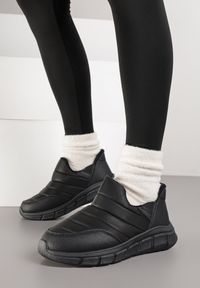Renee - Czarne Sneakersy Śniegowce na Platformie z Tłoczeniem i Pikowaną Cholewką Vermina. Okazja: na co dzień. Kolor: czarny. Materiał: dresówka. Szerokość cholewki: normalna. Obcas: na platformie