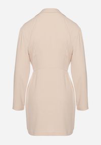 Born2be - Jasnobeżowa Sukienka Kopertowa z Cienkim Sznureczkiem w Talii Perlea. Okazja: na co dzień. Kolor: beżowy. Materiał: skóra. Typ sukienki: kopertowe. Styl: casual, klasyczny #6