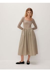 Reserved - Sukienka midi - kremowy. Kolor: kremowy. Materiał: bawełna, tkanina, prążkowany, wiskoza, materiał, dzianina. Typ sukienki: proste. Długość: midi #1