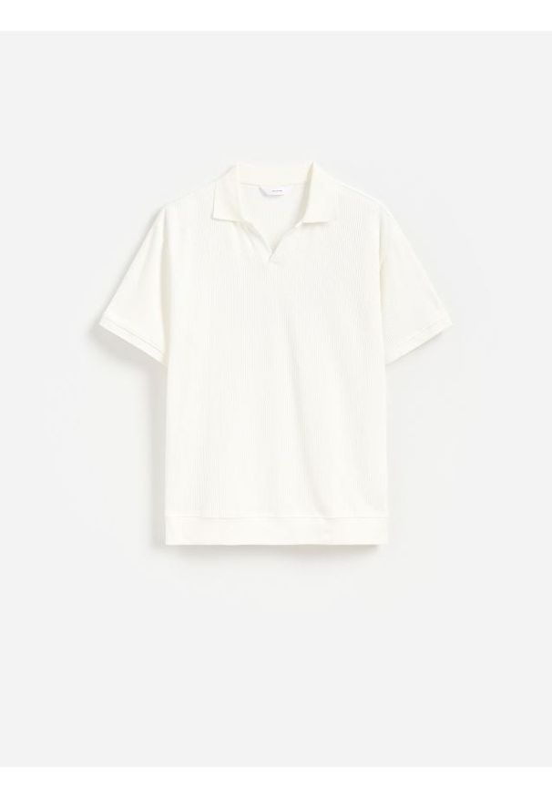 Reserved - Koszulka polo comfort fit - złamana biel. Typ kołnierza: polo. Materiał: bawełna, dzianina