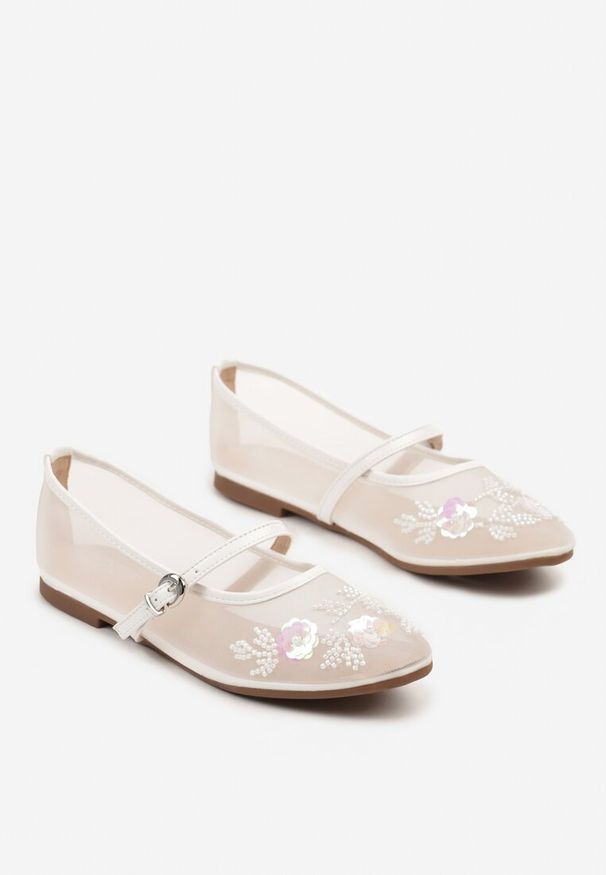 Renee - Białe Balerinki Transparentne w Stylu Mary Jane z Kwiatowymi Zdobieniami Nelritia. Zapięcie: pasek. Kolor: biały. Materiał: jeans. Wzór: kwiaty, aplikacja. Obcas: na obcasie. Wysokość obcasa: niski