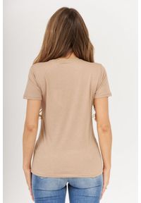 Guess - GUESS Beżowy t-shirt damski z nadrukiem amour. Kolor: beżowy. Materiał: bawełna. Wzór: nadruk