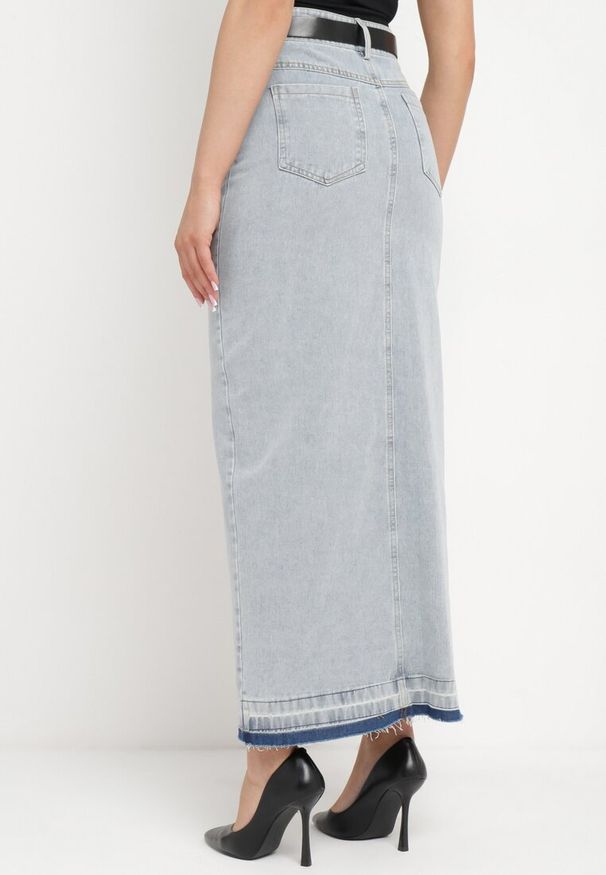 Born2be - Jasnoniebieska Spódnica Jeansowa o Ołówkowym Kroju z Rozcięciem z Przodu Ramalla. Okazja: na spotkanie biznesowe, do pracy. Kolor: niebieski. Materiał: jeans. Styl: biznesowy, klasyczny