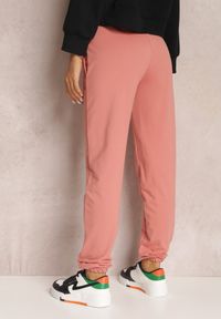 Renee - Ciemnoróżowe Spodnie Dresowe Caeista. Kolor: różowy. Materiał: dresówka. Wzór: aplikacja #5
