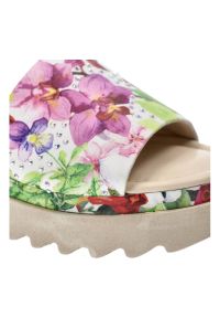 Kolorowe Klapki Venezia Wygodne Buty Damskie. Okazja: na co dzień, na spacer. Kolor: beżowy. Materiał: bawełna, skóra. Wzór: kolorowy. Sezon: lato. Styl: casual, elegancki, wakacyjny #5