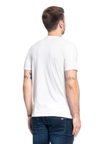 Lee - LEE T SHIRT PHOTO TEE WHITE CANVAS L60QEPRR. Wzór: napisy