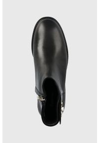 Calvin Klein botki skórzane Rubber Sole Ankle Boot damskie kolor czarny na płaskim obcasie. Nosek buta: okrągły. Kolor: czarny. Materiał: guma. Obcas: na obcasie. Wysokość obcasa: niski #4
