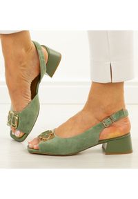 Zielone skórzane sandały damskie DiA 3127. Okazja: na co dzień, na wesele, na ślub cywilny. Kolor: zielony. Materiał: skóra, zamsz. Wzór: aplikacja. Sezon: wiosna, lato. Obcas: na obcasie. Styl: elegancki, klasyczny, casual. Wysokość obcasa: średni #1