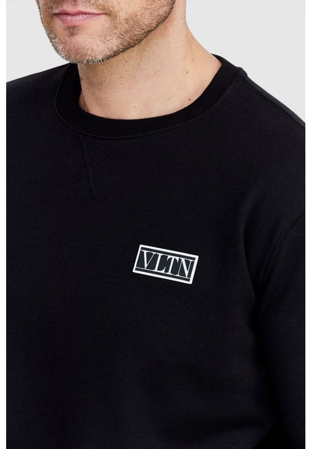 Valentino Garavani - VALENTINO GARAVANI Czarna bluza męska z logo vltn, Rozmiar XL. Kolor: czarny. Materiał: prążkowany. Wzór: aplikacja