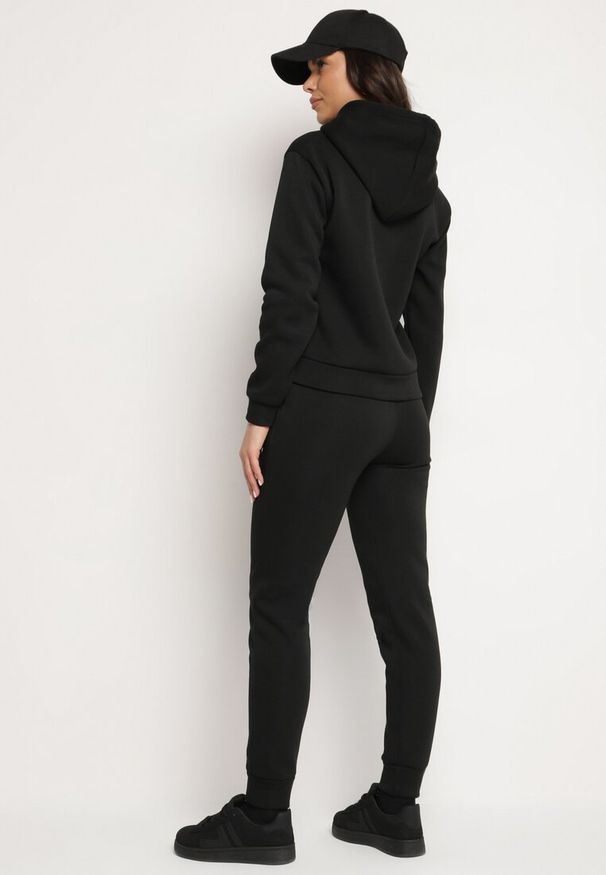 Born2be - Czarny Ocieplany Komplet Dresowy z Bawełny Joggery i Bluza z Kapturem i Nadrukiem Filola. Kolor: czarny. Materiał: dresówka, bawełna. Wzór: nadruk