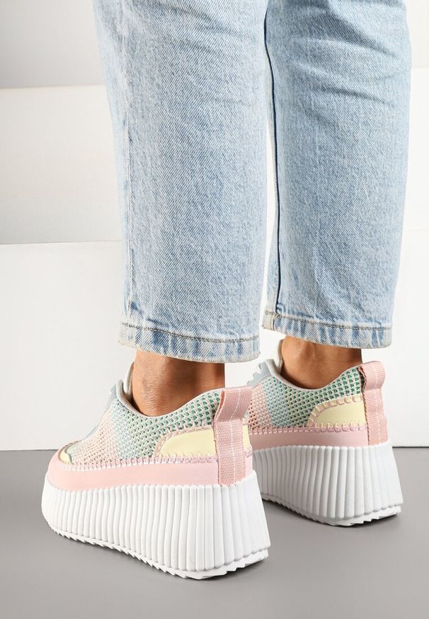 Born2be - Różowo-Niebieskie Sneakersy na Grubej Podeszwie z Tłoczeniami Zdobione Przeszyciami Falinia. Okazja: na co dzień. Kolor: różowy. Materiał: jeans. Wzór: aplikacja