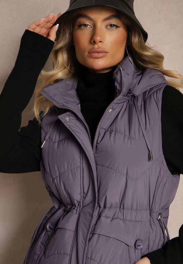 Renee - Fioletowa Pikowana Kamizelka ze Ściągaczem w Talii i Kapturem z Możliwością Odpięcia Aminstina. Okazja: na spacer. Kolor: fioletowy. Materiał: jeans. Styl: elegancki