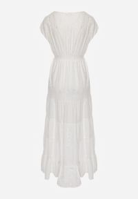 Renee - Biała Ażurowa Sukienka z Bawełny Wykończona Gumką w Talii i Guzikami przy Dekolcie Wenevia. Okazja: na co dzień. Kolor: biały. Materiał: bawełna. Wzór: ażurowy. Sezon: lato. Styl: casual, elegancki #8