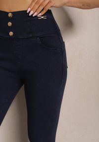 Renee - Granatowe Spodnie z Bawełną Typu Skinny High Waist Ozdobione Cyrkoniami Sovzeki. Okazja: na co dzień. Stan: podwyższony. Kolor: niebieski. Materiał: bawełna. Wzór: aplikacja. Styl: casual #3