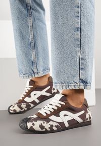Born2be - Brązowo-Białe Sneakersy Ozdobione Geometrycznym Motywem Ardetia. Okazja: na co dzień. Kolor: brązowy. Materiał: jeans. Wzór: aplikacja, geometria