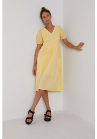 Y.A.S - Sukienka bawełniana. Kolor: żółty. Materiał: bawełna. Długość rękawa: krótki rękaw. Typ sukienki: oversize. Długość: midi #1
