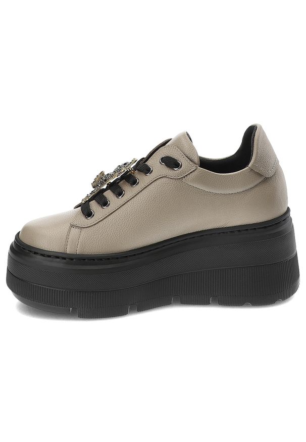 Beżowe Sneakersy Karino Modne Obuwie Damskie Z Broszką. Okazja: na co dzień, na spacer. Kolor: beżowy. Materiał: guma, skóra. Wzór: aplikacja. Obcas: na platformie. Styl: klasyczny, casual, elegancki