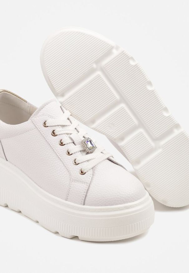Renee - Białe Sneakersy Skórzane na Platformie z Metaliczną Ozdobą Rivzekia. Okazja: na co dzień. Kolor: biały. Materiał: skóra. Wzór: aplikacja. Obcas: na platformie
