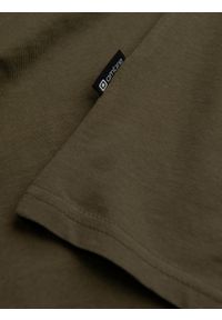 Ombre Clothing - Męski longsleeve BASIC z okrągłym dekoltem - ciemnooliwkowy V7. Kolor: oliwkowy. Materiał: materiał, bawełna. Długość rękawa: długi rękaw. Wzór: gładki, jednolity. Styl: klasyczny #5
