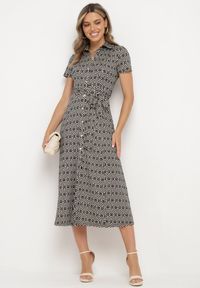 Born2be - Czarna Sukienka Taliowana o Koszulowym Kroju Zapinana na Guziki o Geometrycznym Wzorze Parra. Kolor: czarny. Długość rękawa: krótki rękaw. Wzór: geometria. Typ sukienki: koszulowe. Styl: klasyczny, elegancki #2