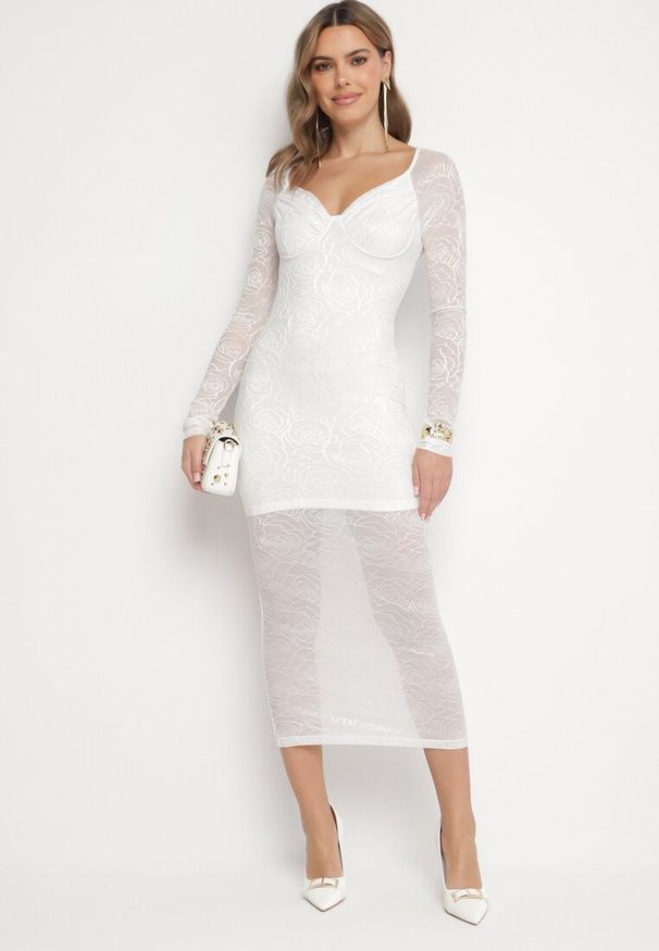 Born2be - Biała Dopasowana Sukienka z Siateczki z Ozdobnym Marszczeniem Emiraniae. Okazja: na co dzień. Kolor: biały. Materiał: tkanina. Długość rękawa: długi rękaw. Typ sukienki: proste. Styl: klasyczny, casual