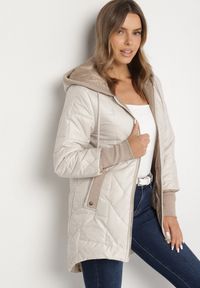 Born2be - Jasnoszara Pikowana Kurtka z Kapturem i Przedłużonym Tyłem Tulara. Okazja: na co dzień. Typ kołnierza: kaptur. Kolor: szary. Materiał: jeans. Wzór: aplikacja. Styl: casual, elegancki #6