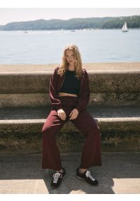 Reserved - Spodnie z szeroką nogawką - bordowy. Kolor: czerwony. Materiał: dzianina