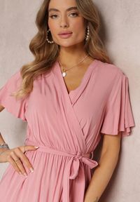 Renee - Różowa Rozkloszowana Sukienka z Falbanką i Wiązanym Paskiem Adotine. Kolor: różowy. Materiał: materiał. Sezon: lato, wiosna #3
