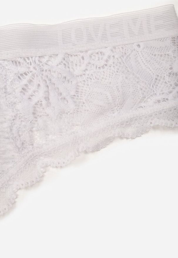 Renee - Jasnoszare Majtki Stringi Ozdobione Koronką z Bawełną Meniliphis. Kolor: szary. Materiał: bawełna, koronka. Wzór: aplikacja, koronka