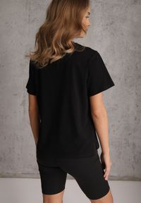 Renee - Czarny Bawełniany T-shirt Ozdobiony po Bokach Rozcięciami Brinelle. Kolor: czarny. Materiał: bawełna. Wzór: aplikacja. Sezon: lato. Styl: sportowy, elegancki #5