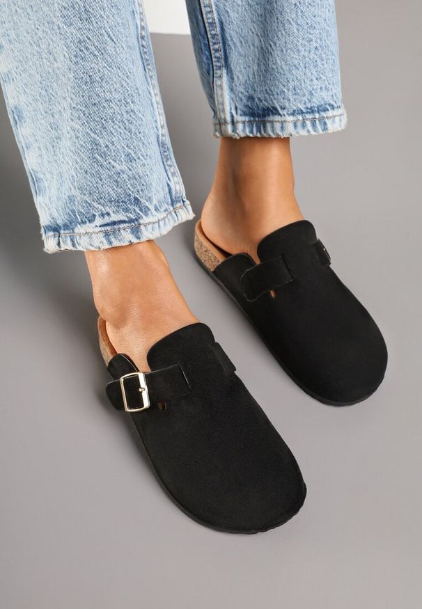 Renee - Czarne Klapki Chodaki Ozdobione Paskami z Klamrami Silamia. Okazja: na co dzień. Kolor: czarny. Materiał: jeans. Wzór: aplikacja. Styl: casual
