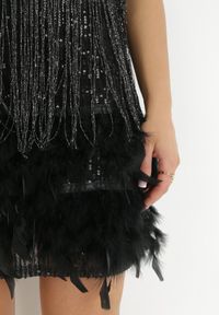Born2be - Czarna Sukienka na Ramiączkach z Frędzlami w Cyrkonie i Piórami Mistina. Kolor: czarny. Materiał: materiał. Długość rękawa: na ramiączkach. Długość: mini #2